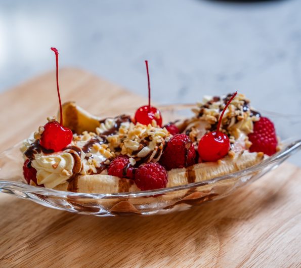 Raspberry ripple & amaretti banana split